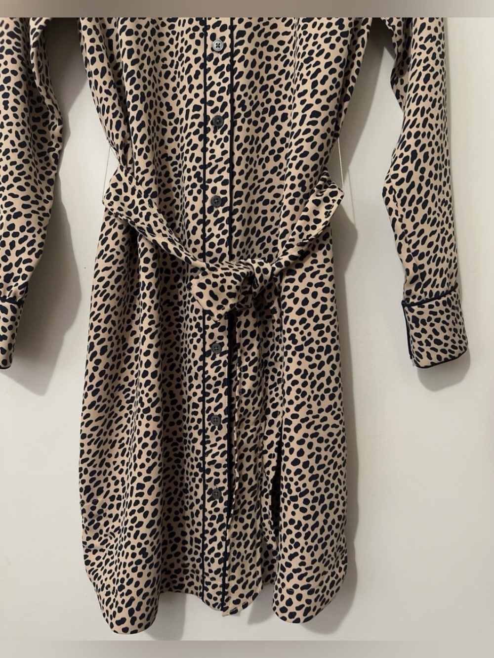 Ann Taylor Tan/Black Cheetah Print Shirt Dress W/shirt tail
No Belt.
EUC - Picture 2 of 7